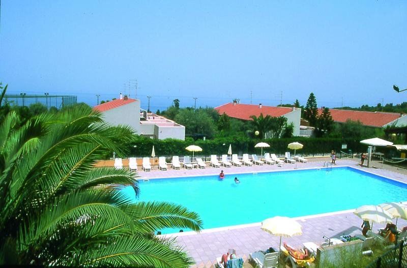 Calanica Resort เชฟาลู ภายนอก รูปภาพ