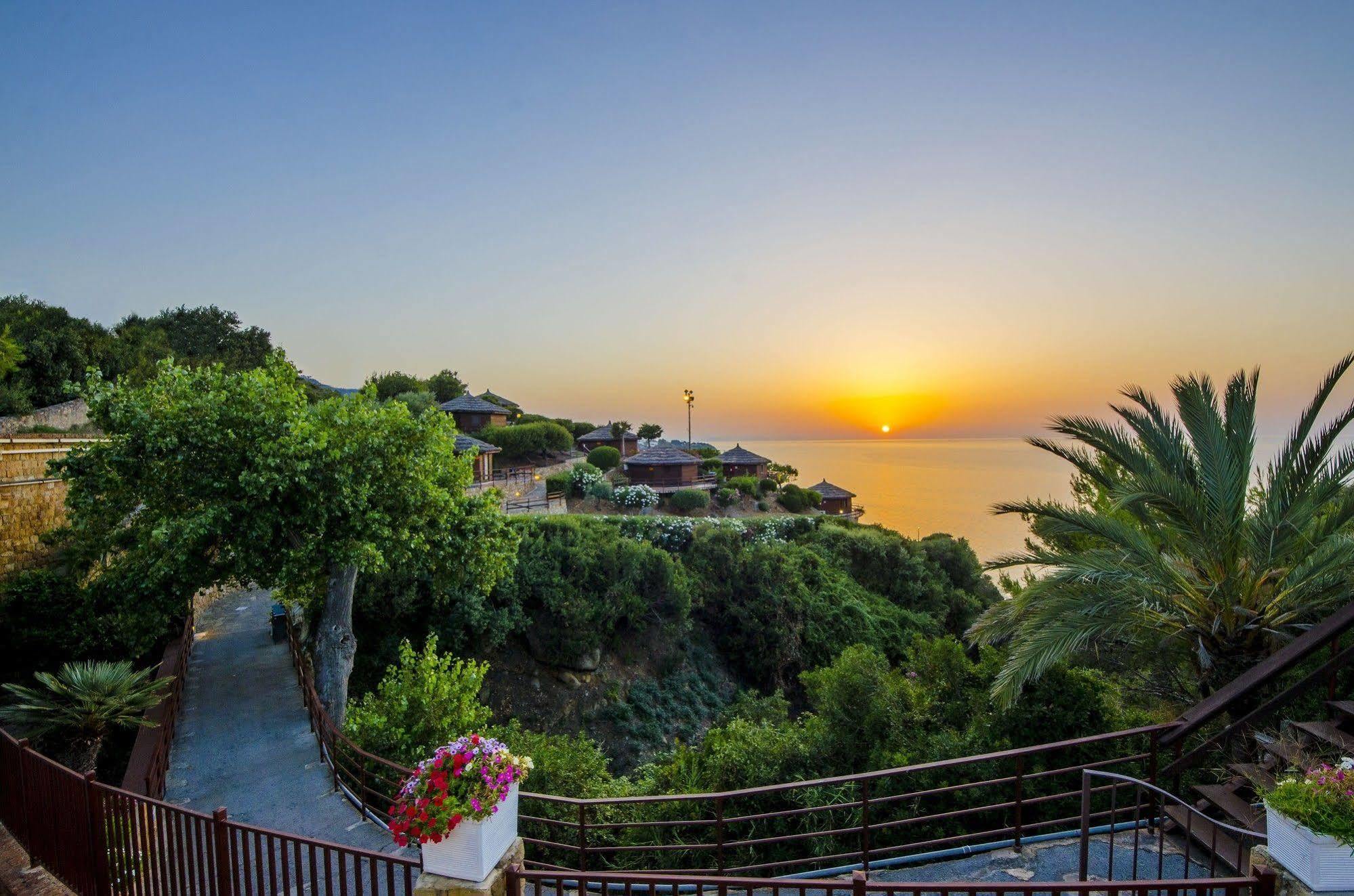 Calanica Resort เชฟาลู ภายนอก รูปภาพ